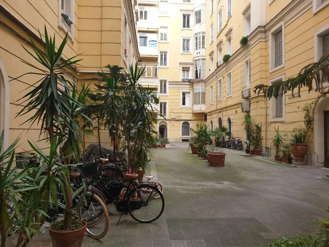 111 Coladirienzo Rooms - By Ad Roma 2*,